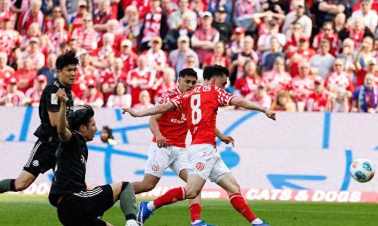 拜仁被打崩！半场3球落后，4年第一次，乌尔比希一脸尴尬